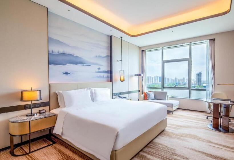 Superior room with lake view, Pullman Suzhou Taicang