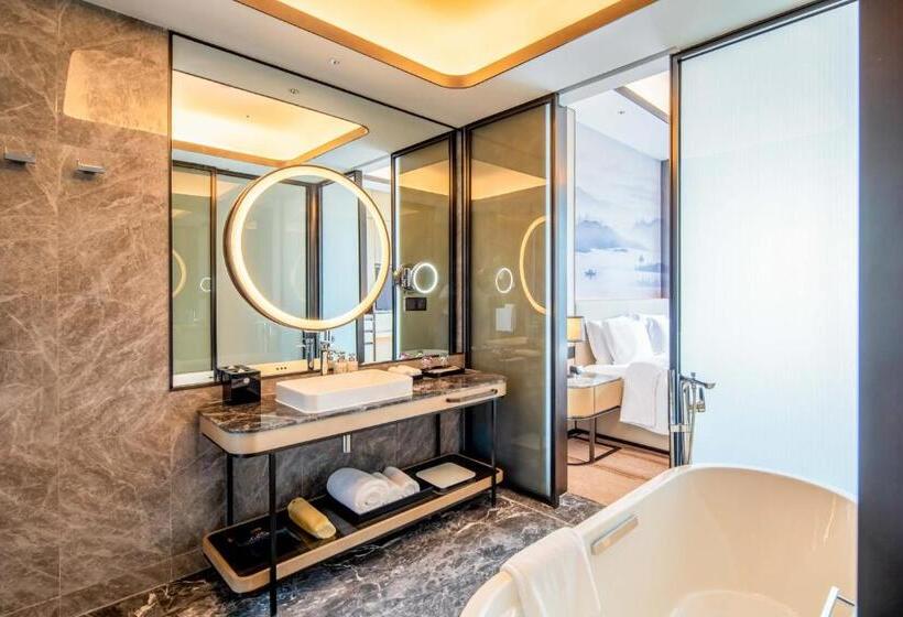 Superior room with lake view, Pullman Suzhou Taicang