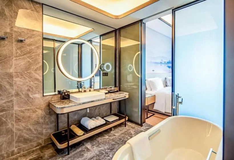 Superior room with lake view, Pullman Suzhou Taicang