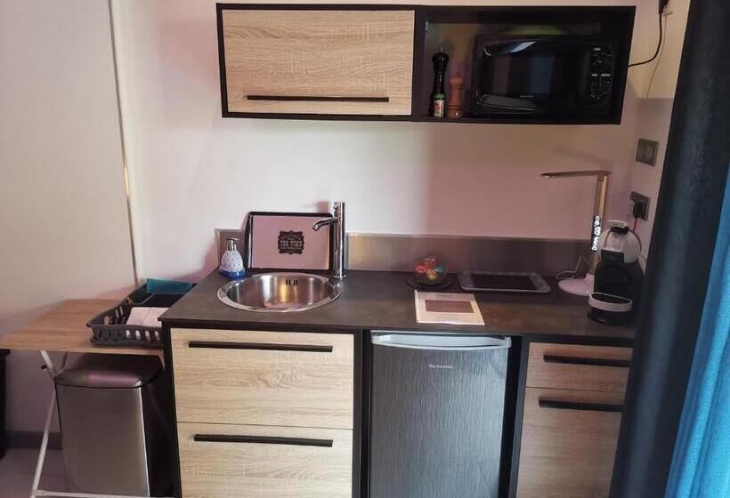 استودیوی لوکس, Hostal 170 Room 16 Service Appartement