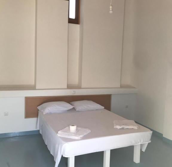 اتاق اکونومی, Quintal Do Maio