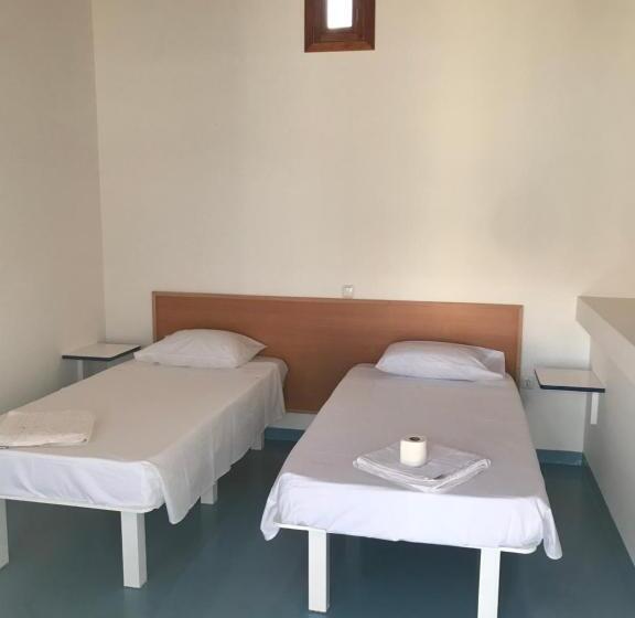 اتاق اکونومی, Quintal Do Maio