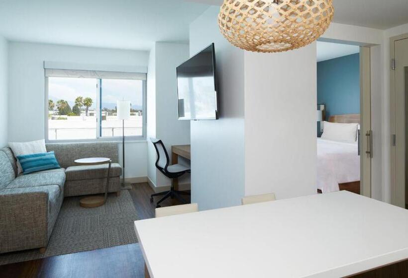 سوئیت با تخت بزرگ, Element Irvine