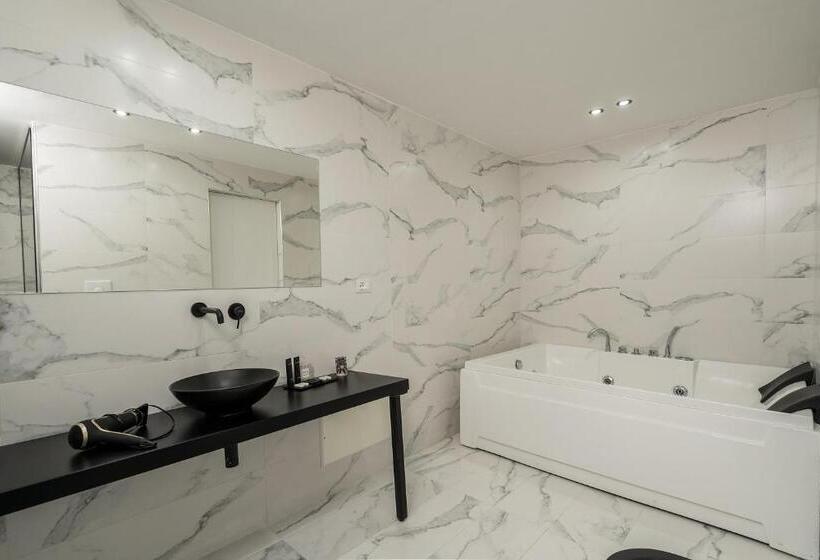 سوئیت با وان آب گرم, Marmur Suite