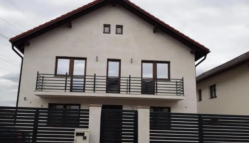 スタンダードルーム, Five House