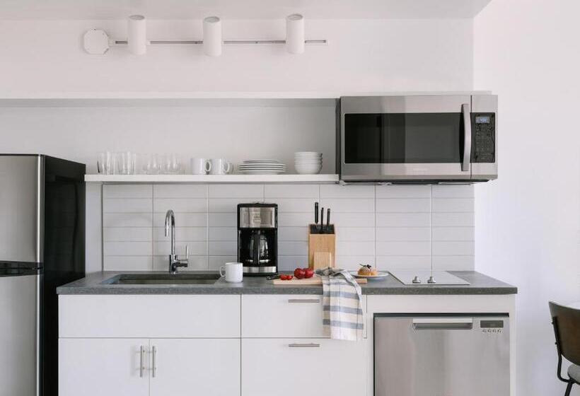 高级工作室, Sonder Court Square