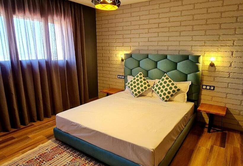 اتاق استاندارد با چشم‌انداز کوهستان, Maurice Bonjean