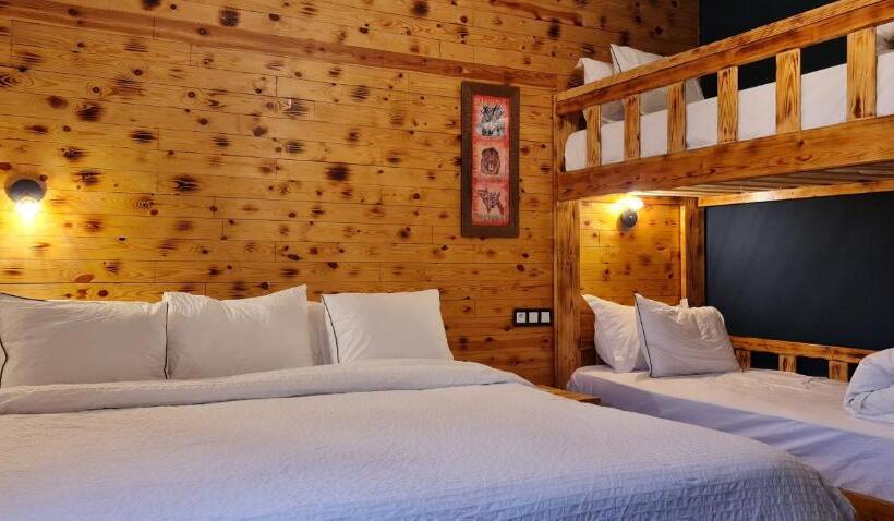 اتاق استاندارد چهار تخته, Maurice Bonjean