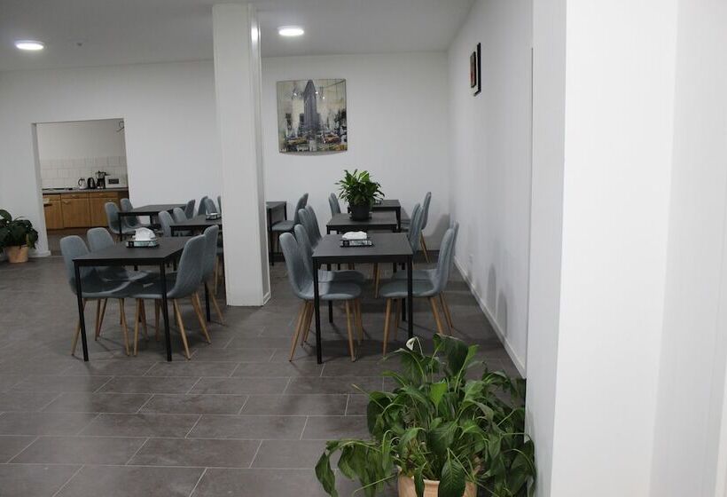 家庭间, David S Hostel