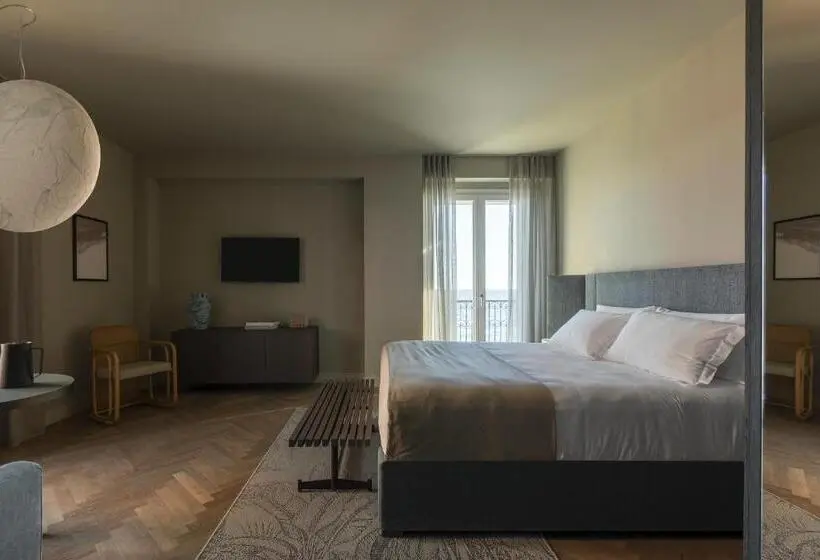 اتاق لوکس با بالکن و چشم‌انداز دریا, Windsor