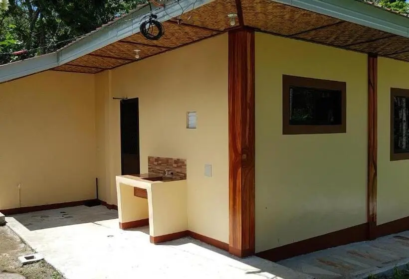 デラックススタジオ, Paco S Garden Home Stay