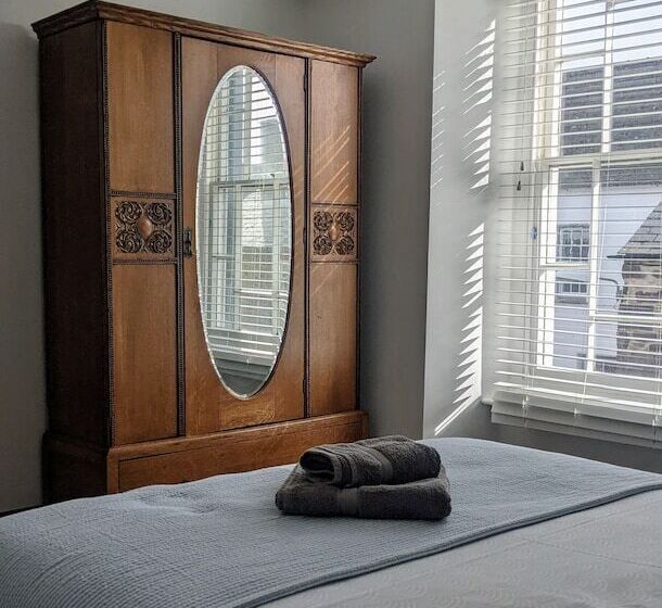 جناح ديلوكس, The Cathedral Villas