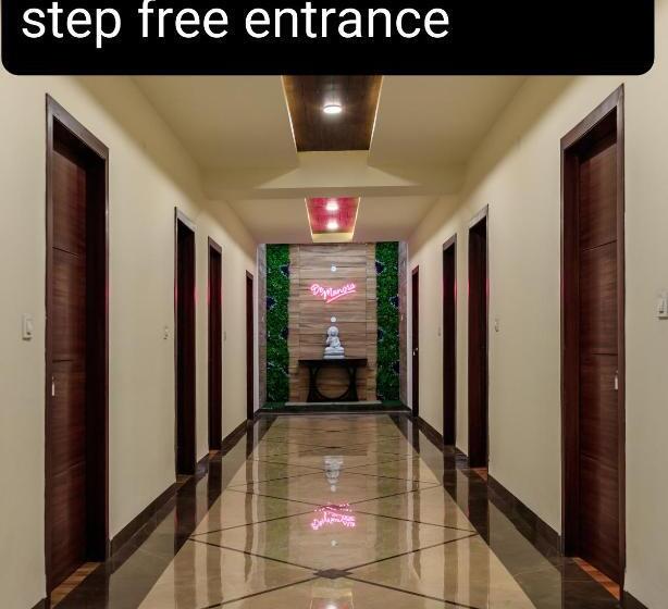 اتاق لوکس, De Manora Homes Unpretentious Hotel With A Garden , Posh Area Ranjit Avenue