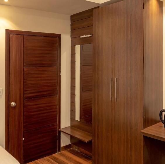 اتاق لوکس, De Manora Homes Unpretentious Hotel With A Garden , Posh Area Ranjit Avenue