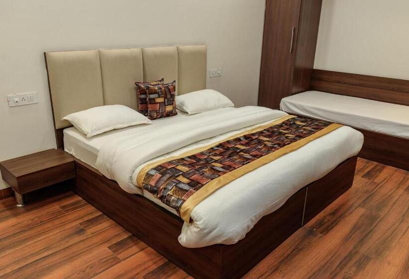 اتاق لوکس, De Manora Homes Unpretentious Hotel With A Garden , Posh Area Ranjit Avenue