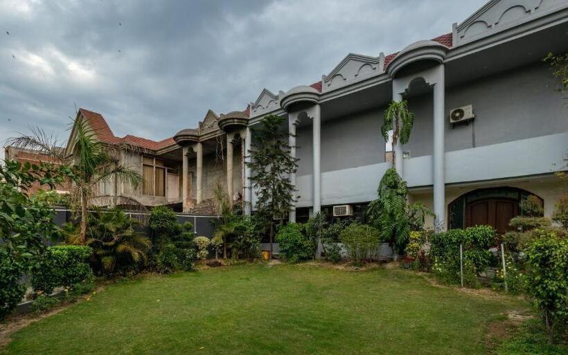 اتاق لوکس خانوادگی, De Manora Homes Unpretentious Hotel With A Garden , Posh Area Ranjit Avenue