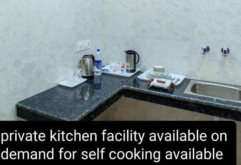 اتاق لوکس خانوادگی, De Manora Homes Unpretentious Hotel With A Garden , Posh Area Ranjit Avenue