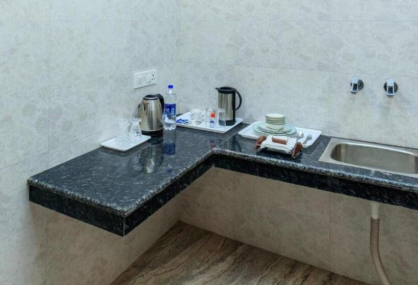 اتاق لوکس خانوادگی, De Manora Homes Unpretentious Hotel With A Garden , Posh Area Ranjit Avenue