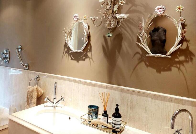 اتاق لوکس با تخت بزرگ, Ivy Cottage B&b