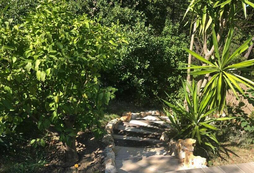 סטודיו משפחתי, La Chênaie