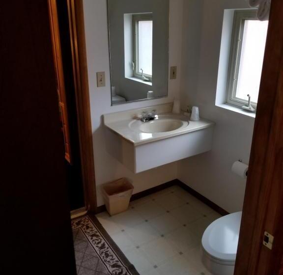 סוויטה משפחתית, Westwood Motel