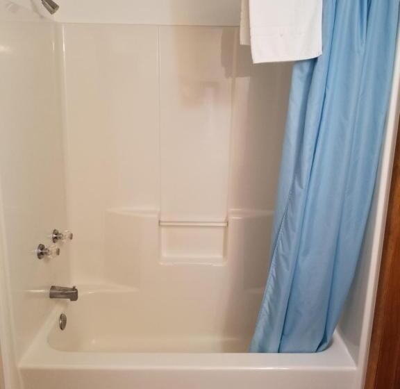 סוויטה משפחתית, Westwood Motel