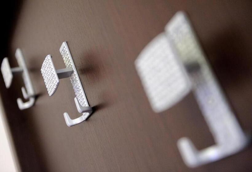 标准三人间, Al Corso