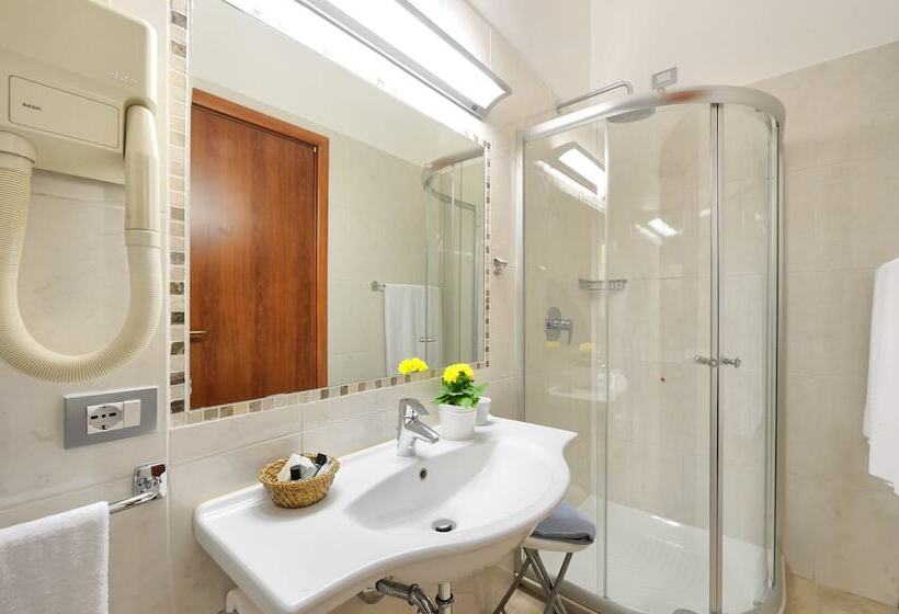 标准三人间, Al Corso