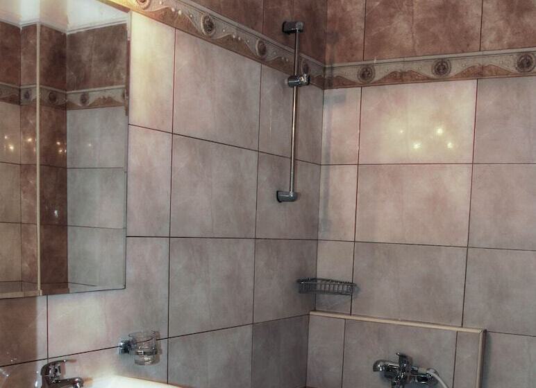 スタンダードトリプルルーム, Alexiou