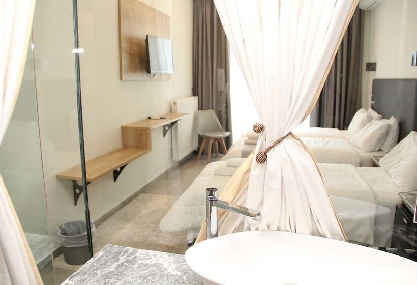 スタンダードトリプルルーム, Alexiou