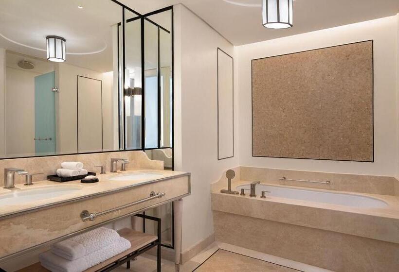 带大床的套房, The St. Regis La Bahia Blanca Resort   Tamuda Bay