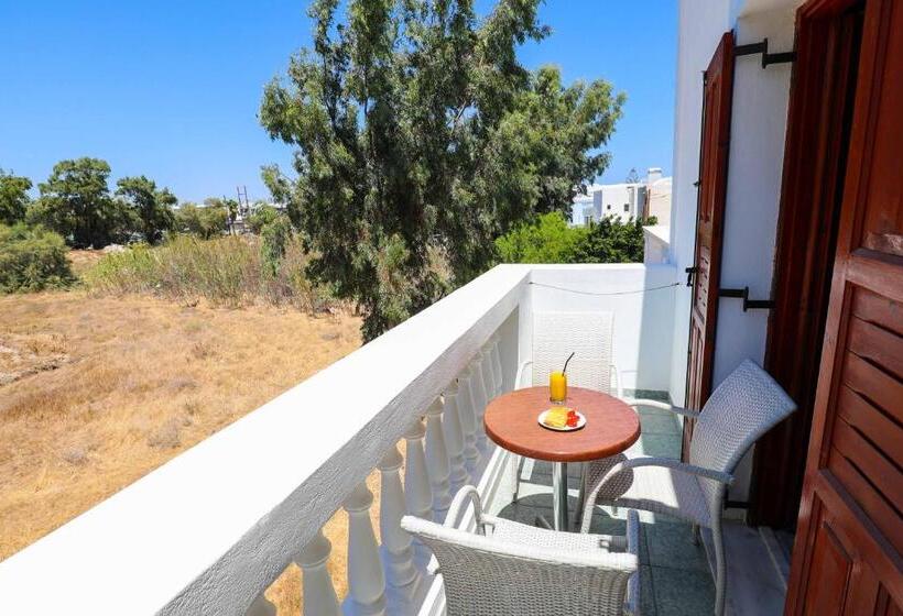 Chambre Triple Standard, Finikas Santorini