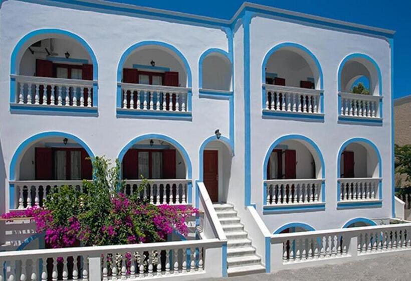 Chambre Familiale, Finikas Santorini