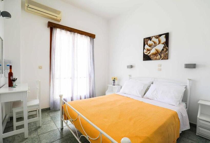 Chambre Familiale, Finikas Santorini