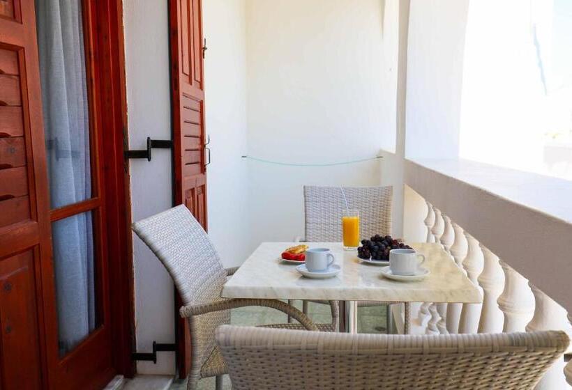 Chambre Familiale, Finikas Santorini