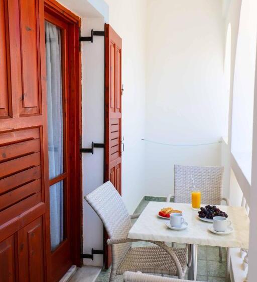 Chambre Familiale, Finikas Santorini