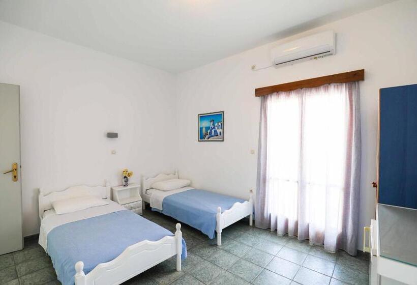 Chambre Familiale, Finikas Santorini