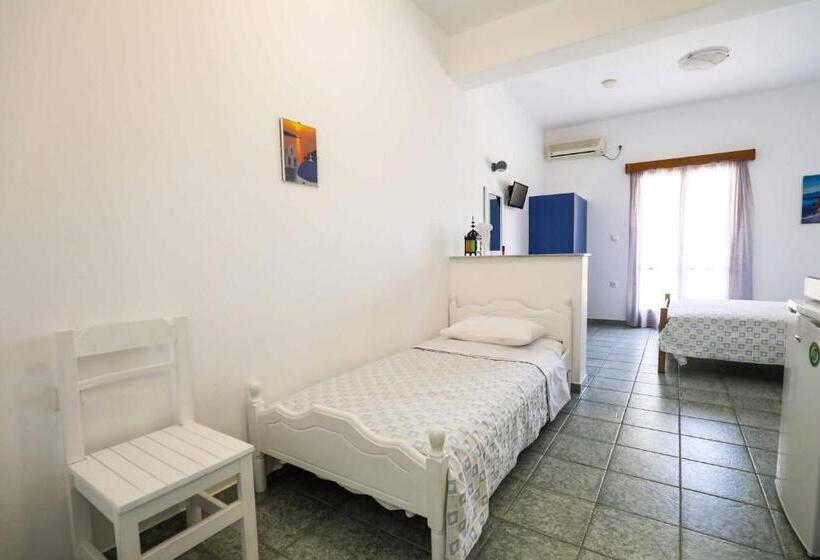 Chambre Triple Standard, Finikas Santorini