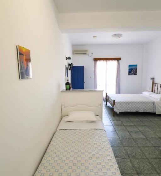 Chambre Triple Standard, Finikas Santorini