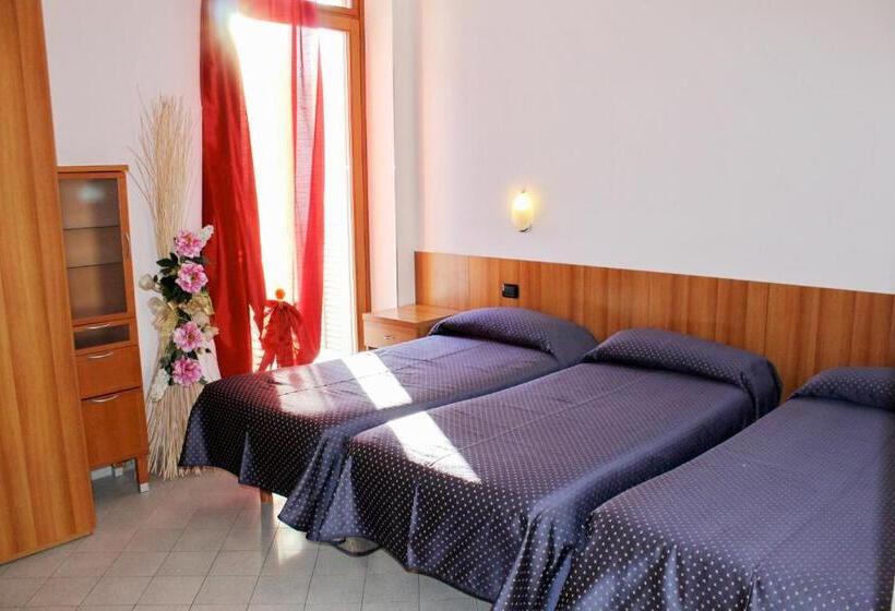 Трехместный Номер Стандарт с Балконом, Rezia