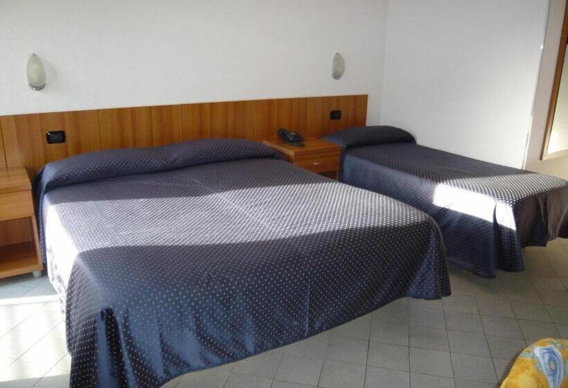 Четырехместный Номер Стандарт с Балконом, Rezia