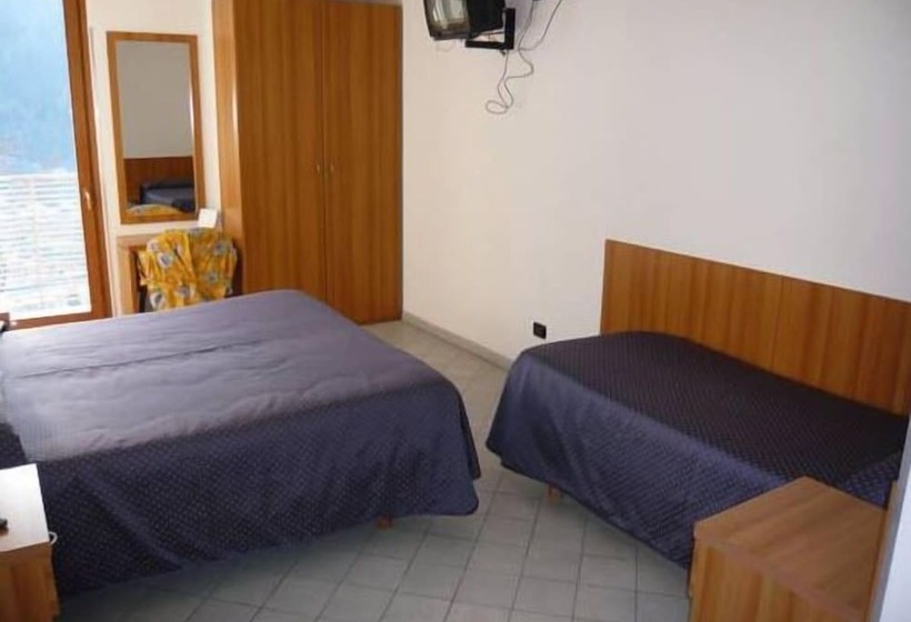 Трехместный Номер Стандарт с Балконом, Rezia