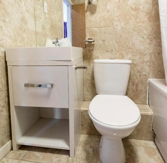 스탠다드 트리플 룸, Stuart