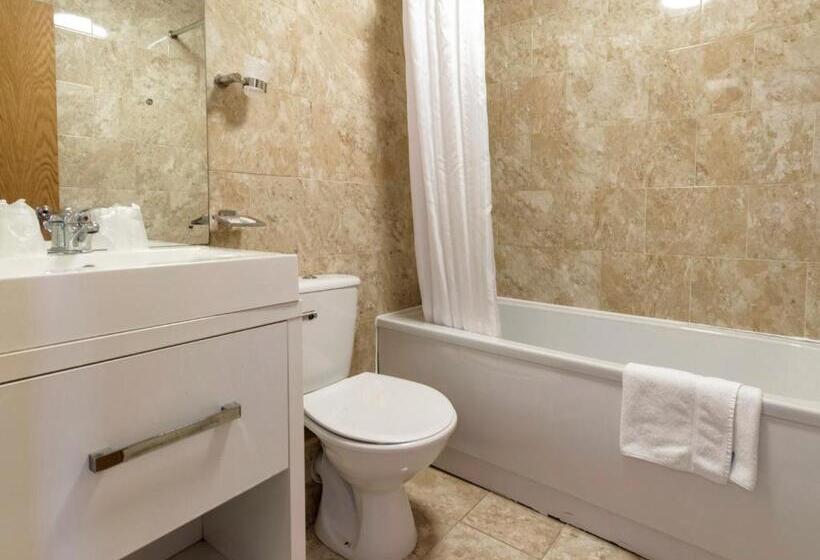 스탠다드 트리플 룸, Stuart