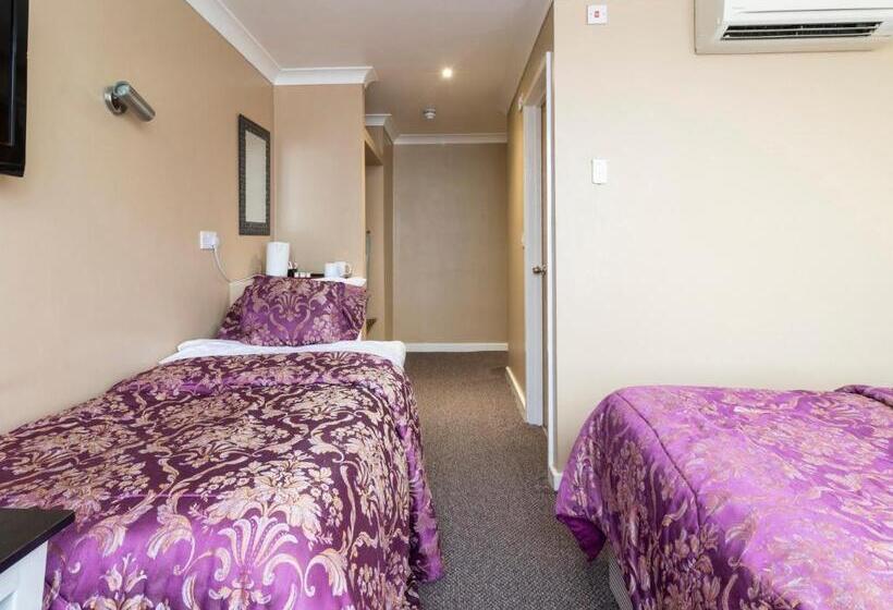 스탠다드 트리플 룸, Stuart