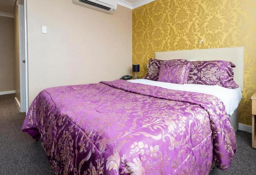 스탠다드 트리플 룸, Stuart