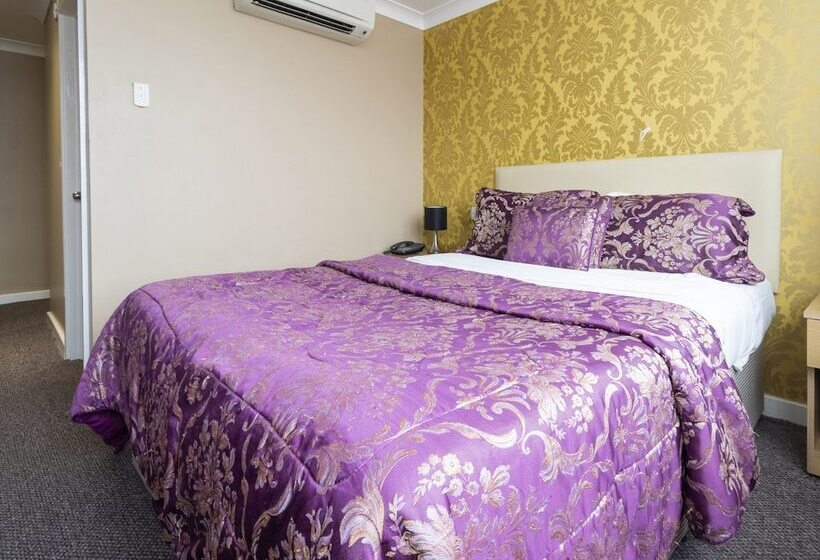 스탠다드 트리플 룸, Stuart