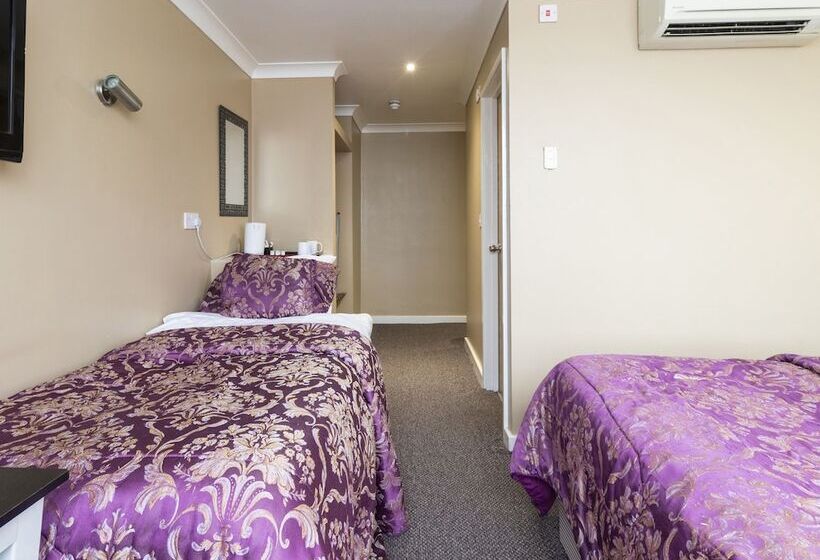 스탠다드 트리플 룸, Stuart