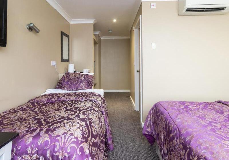 스탠다드 트리플 룸, Stuart