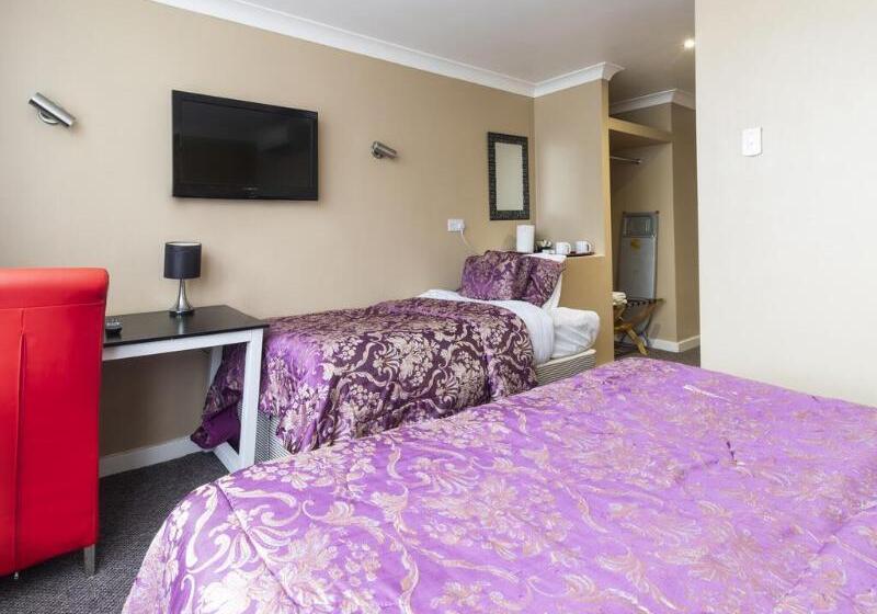 스탠다드 트리플 룸, Stuart